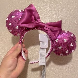 SOLD 📦 Disney Parks 2022 Valentine’s Day Ears